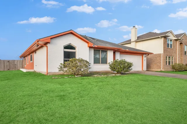 a view of a house with a yard