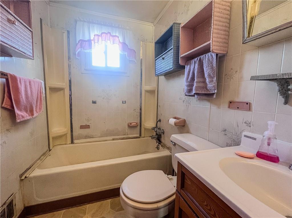 116 Pershing Drive Connellsville, PA 15425 - Photo 8 of 24 a bathroom with a sink a toilet and a bathtub