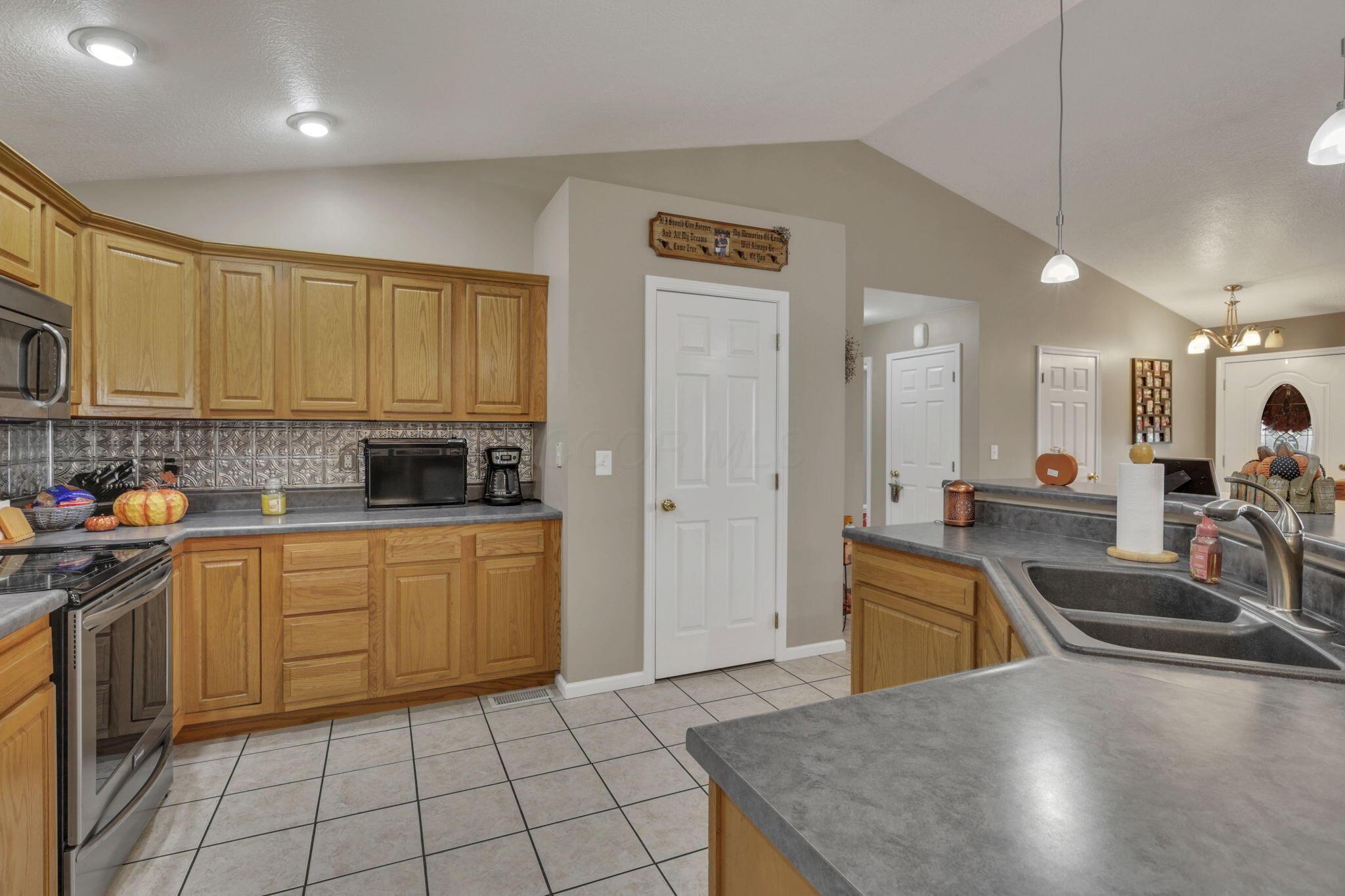 6092 Clearport Road Southwest Lancaster, OH 43130 - Photo 14 of 70 15-web-or-mls-_S5A5513