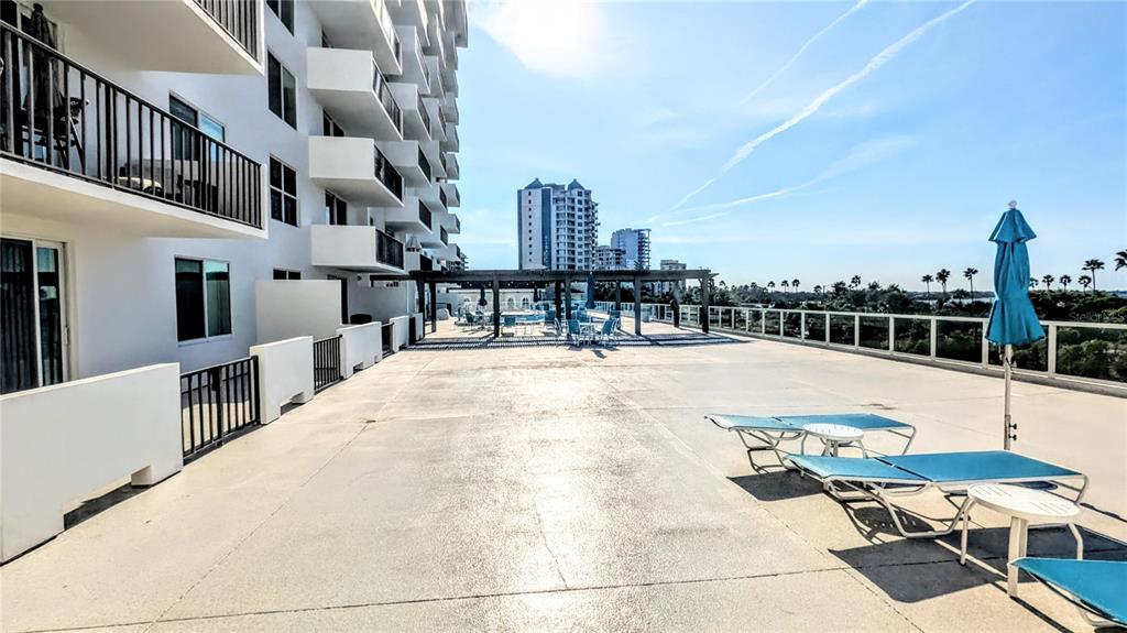 101 South Gulfstream Avenue, Unit 7E Sarasota, FL 34236 - Photo 31 of 40 a view of dinning table and chairs on the roof deck