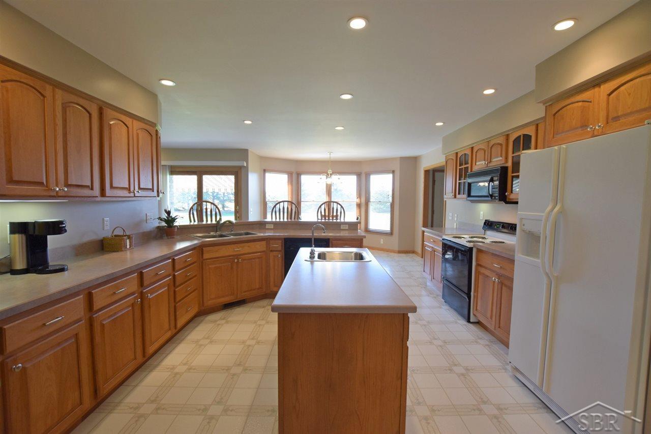 7077 Sunningdale Road Saginaw, MI 48604 - Photo 5 of 26 31332323-4.JPG