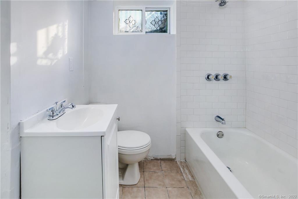 75 Van Buskirk Avenue, Unit 75 Stamford, CT 06902 - Photo 18 of 25 a bathroom with a sink toilet and bathtub