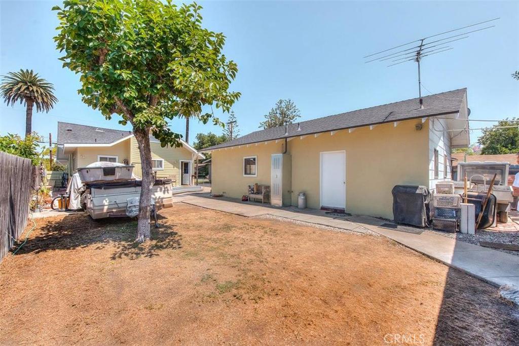 612 South Orange Street Orange, CA 92866 - Photo 44 of 44 a backyard of a house with barbeque oven a table and chairs