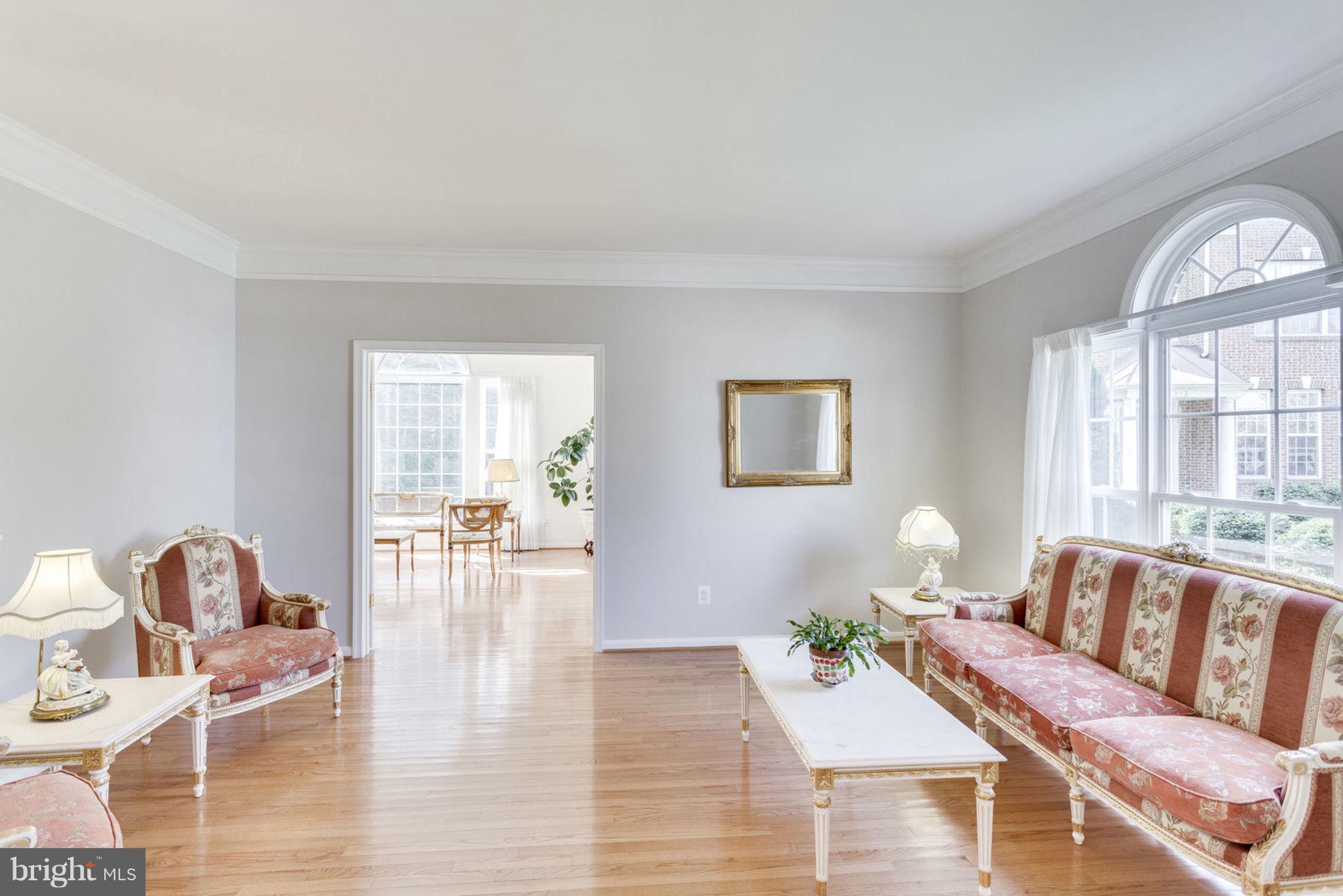 6254 Rolling Spring Court Springfield, VA 22152 - Photo 3 of 29 Living Room