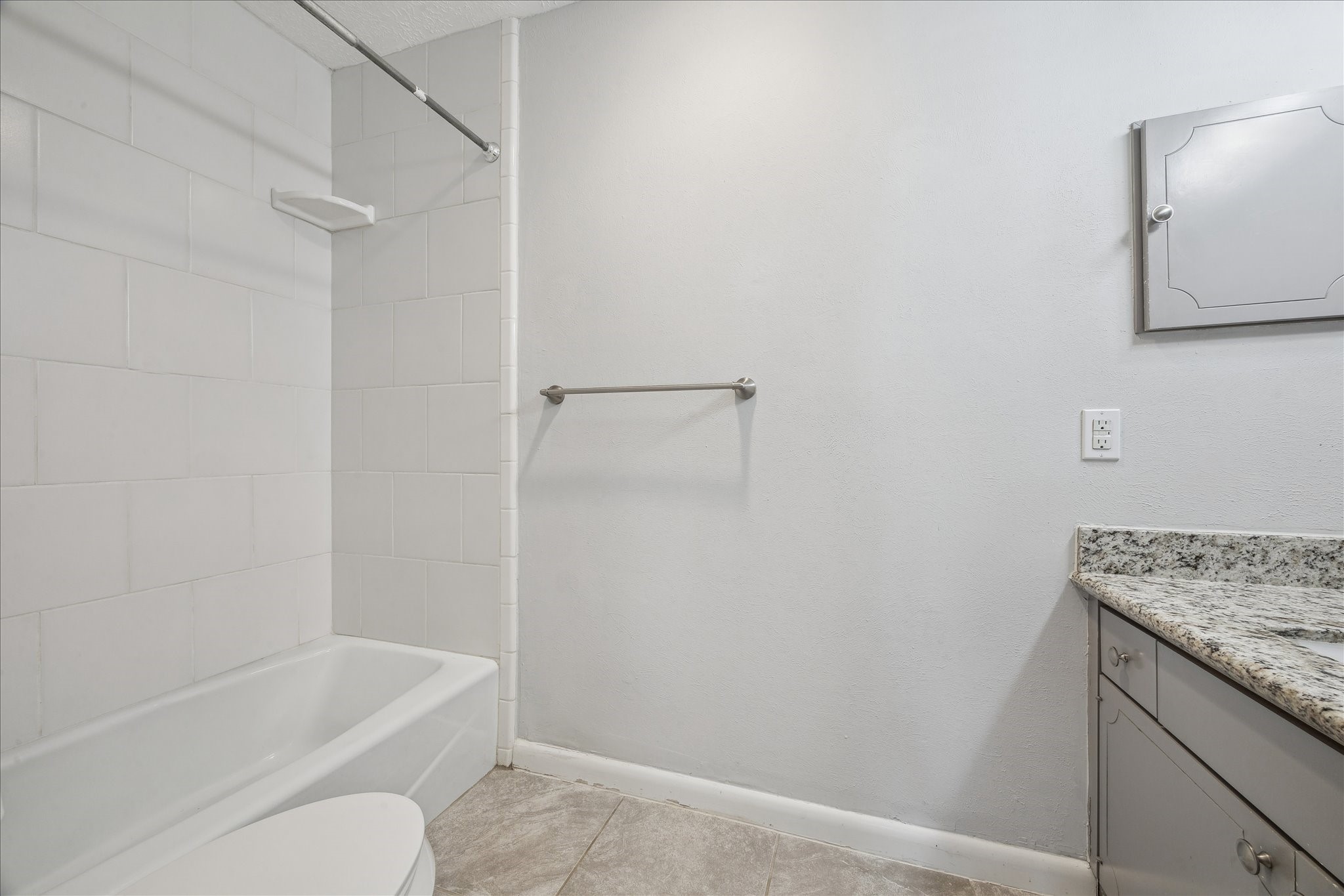 6462 Burgoyne Road Houston, TX 77057 - Photo 18 of 28 Secondary bathroom