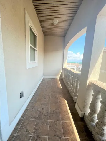 a very nice looking empty room with windows