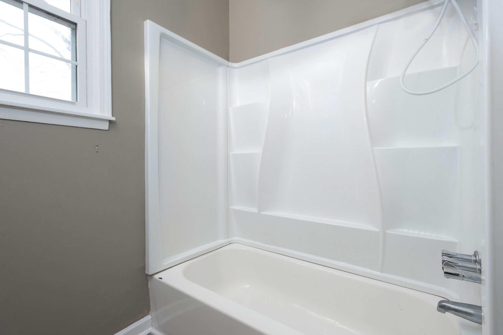 511 North Pawnee Drive Springfield, TN 37172 - Photo 16 of 34 a close up of a bathtub in a bathroom