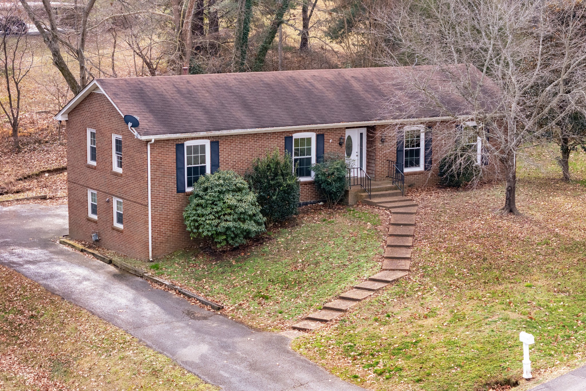 511 North Pawnee Drive Springfield, TN 37172 - Photo 34 of 34 a front view of a house with garden