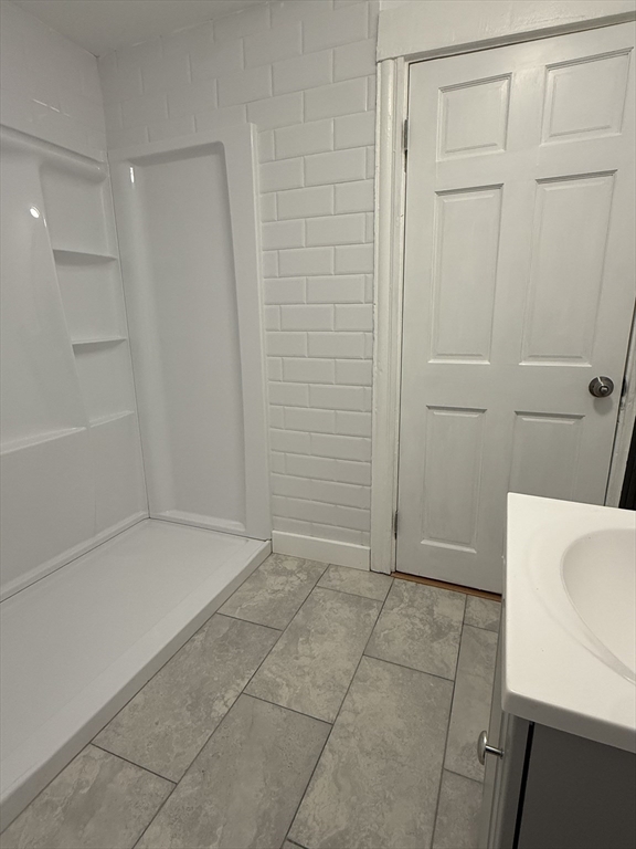 18-38 Beaver Court Framingham, MA 01702 - Photo 5 of 10 a bathroom with a bathtub