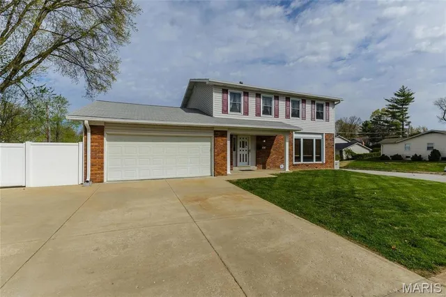 $385,000 | 401 Hunters Ridge, St. Charles, MO 63301