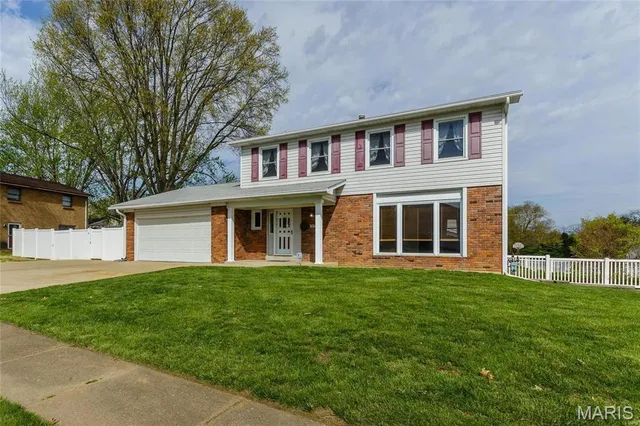 $385,000 | 401 Hunters Ridge, St. Charles, MO 63301