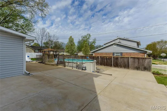 $385,000 | 401 Hunters Ridge, St. Charles, MO 63301