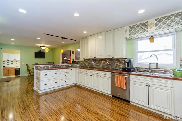 $385,000 | 401 Hunters Ridge, St. Charles, MO 63301