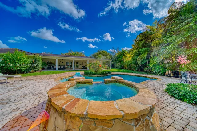 a view of a backyard