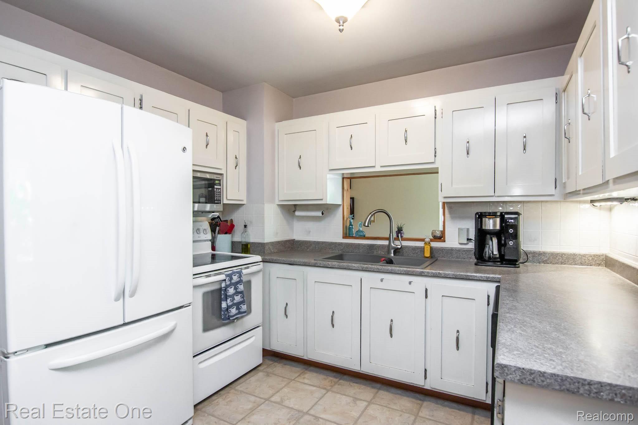 6401 Hatchery Road Waterford, MI 48327 - Photo 10 of 37 010_Kitchen_6401Hatchery.jpg