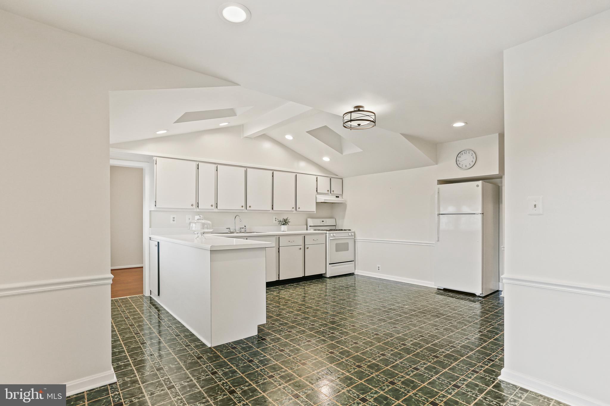 10686 Old Bond Mill Road Laurel, MD 20723 - Photo 3 of 40 Kitchen w/Table Space