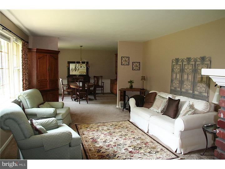83 Holyoke Road Richboro, PA 18954 - Photo 6 of 18 Living Room