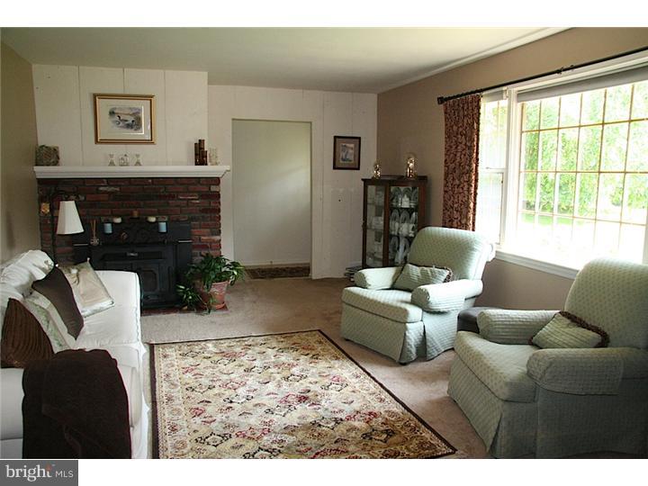 83 Holyoke Road Richboro, PA 18954 - Photo 7 of 18 Living Room