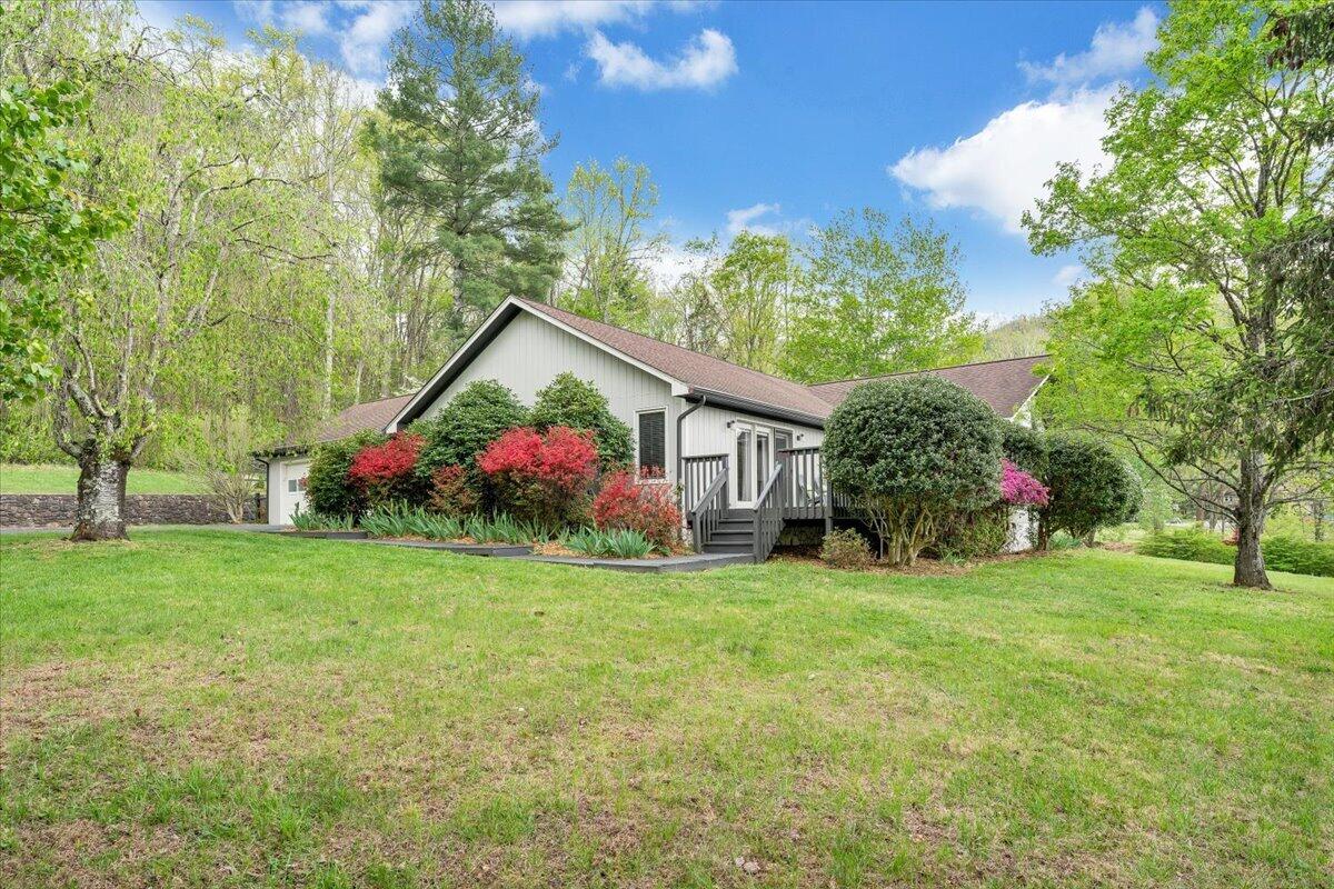 6925 Shaver Road Roanoke, VA 24018 - Photo 4 of 94 a front view of house with yard and green space