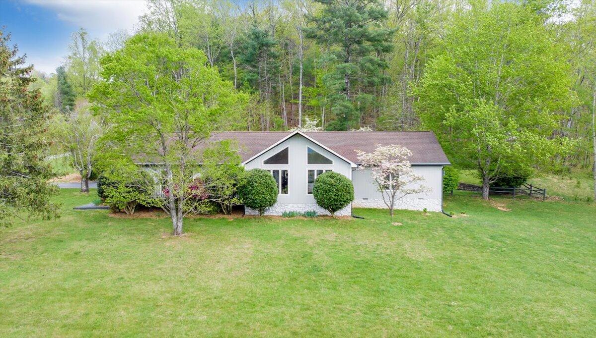 6925 Shaver Road Roanoke, VA 24018 - Photo 83 of 94 an aerial view of a house with swimming pool next to a big yard