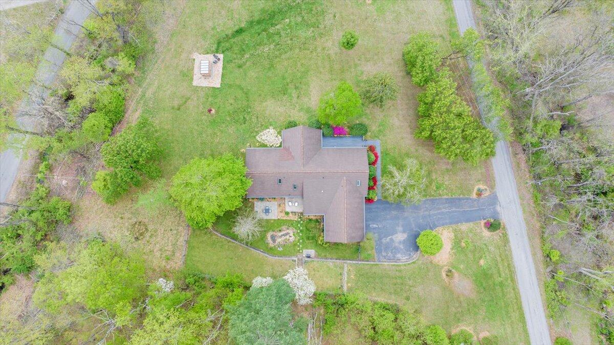 6925 Shaver Road Roanoke, VA 24018 - Photo 93 of 94 an aerial view of a house with a yard