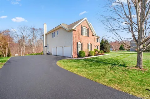 $939,900 | 2 Holly Crescent, Hopewell Junction, NY 12533