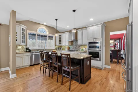 $949,900 | 2 Holly Crescent, Hopewell Junction, NY 12533