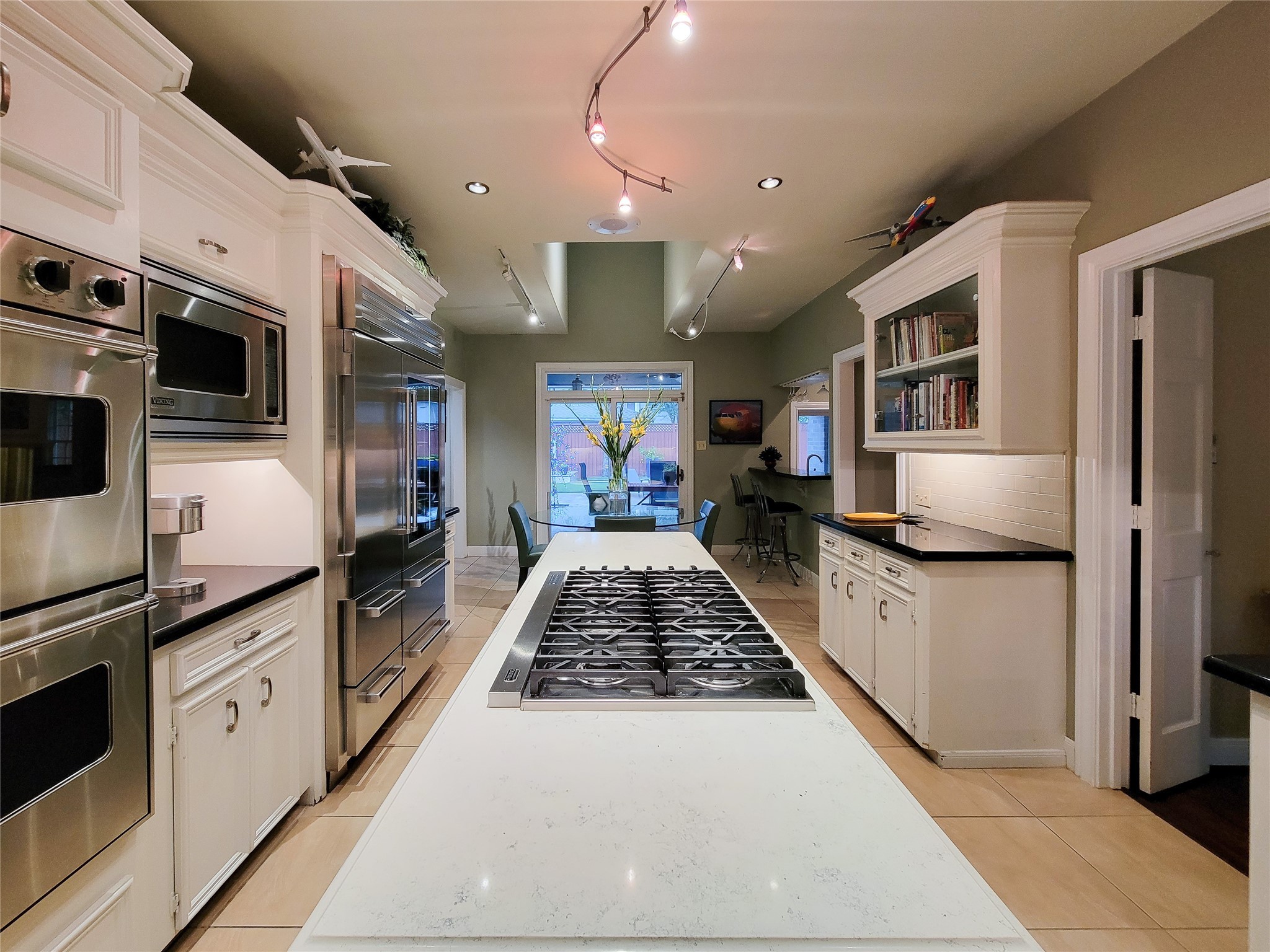 4401 Roseland Street Houston, TX 77006 - Photo 22 of 46 a large kitchen with stainless steel appliances