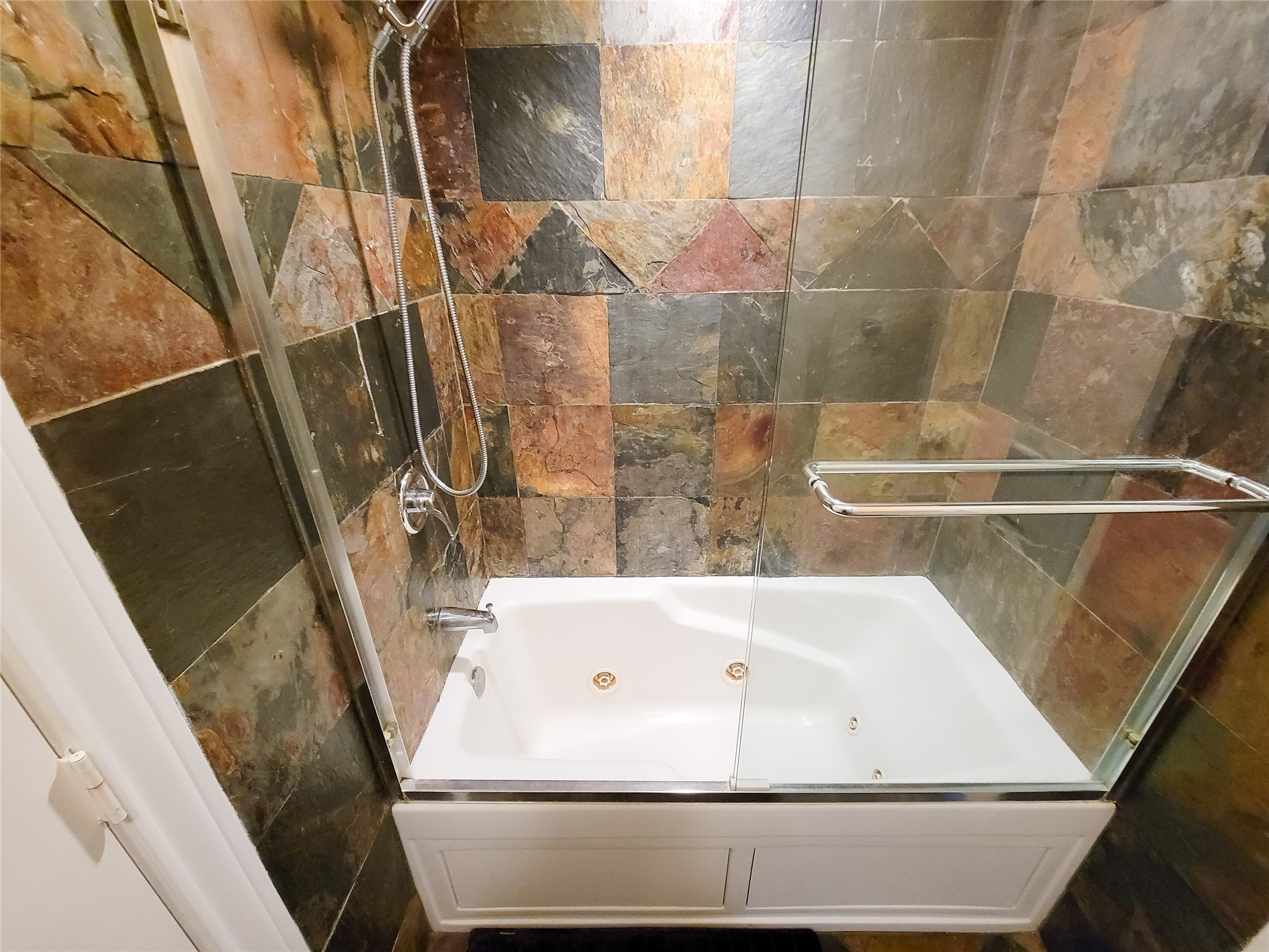 4401 Roseland Street Houston, TX 77006 - Photo 31 of 46 a bathroom with a bathtub