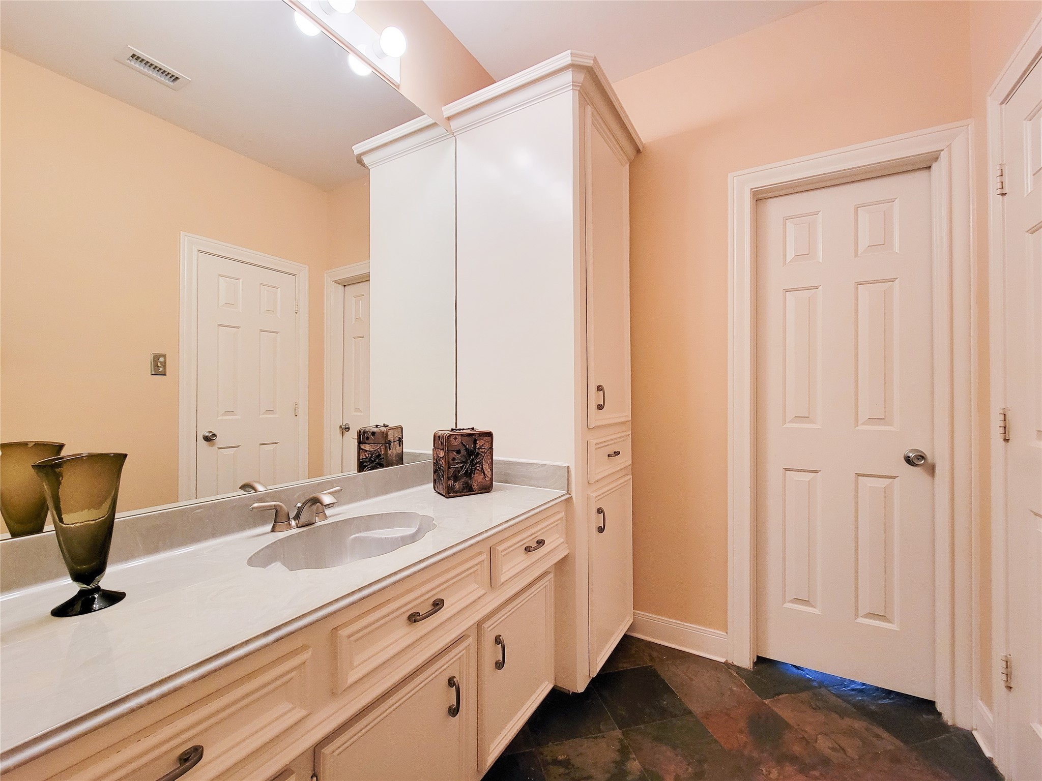 4401 Roseland Street Houston, TX 77006 - Photo 32 of 46 a bathroom with double vanity sink and a mirror