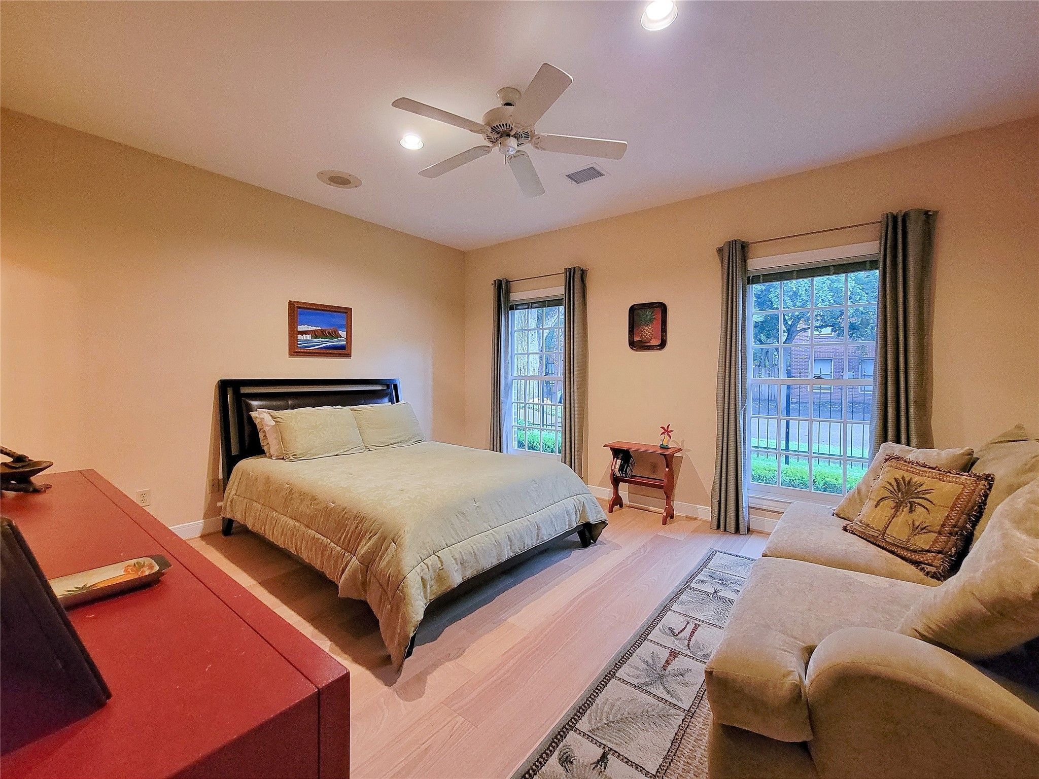 4401 Roseland Street Houston, TX 77006 - Photo 33 of 46 a bedroom with a bed and window