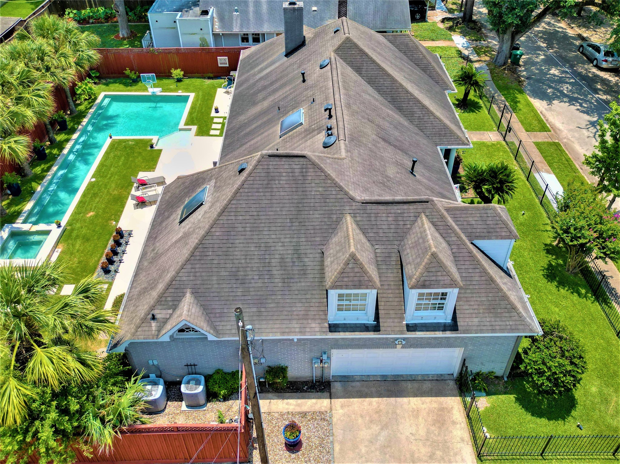 4401 Roseland Street Houston, TX 77006 - Photo 4 of 46 an aerial view of a house with a yard