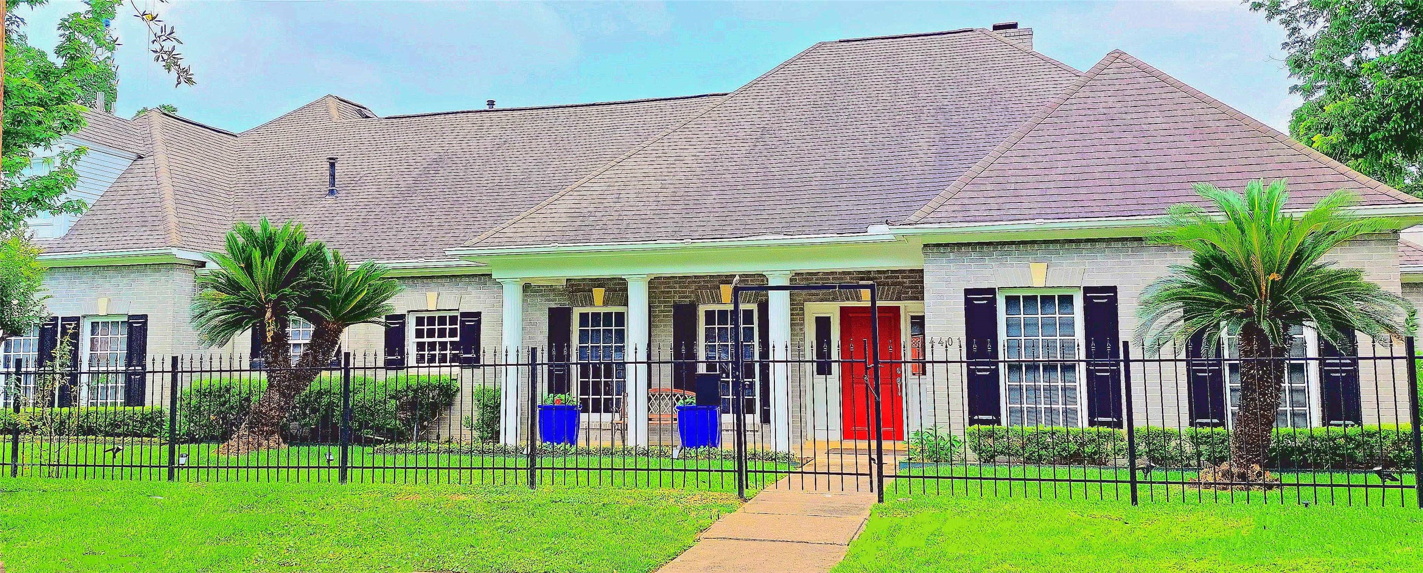 4401 Roseland Street Houston, TX 77006 - Photo 44 of 46 a view of a house with a yard and plants