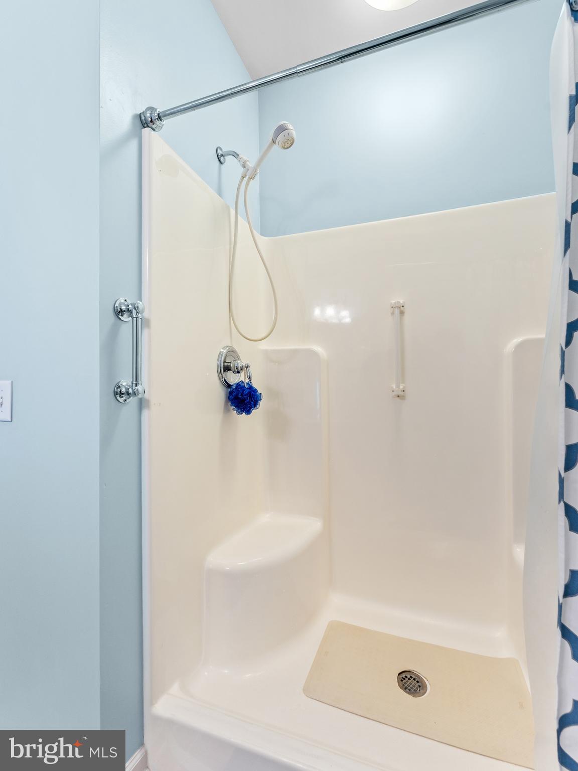 522 Creekside Drive Brookhaven, PA 19015 - Photo 12 of 28 a bathroom with a shower and a bath tub