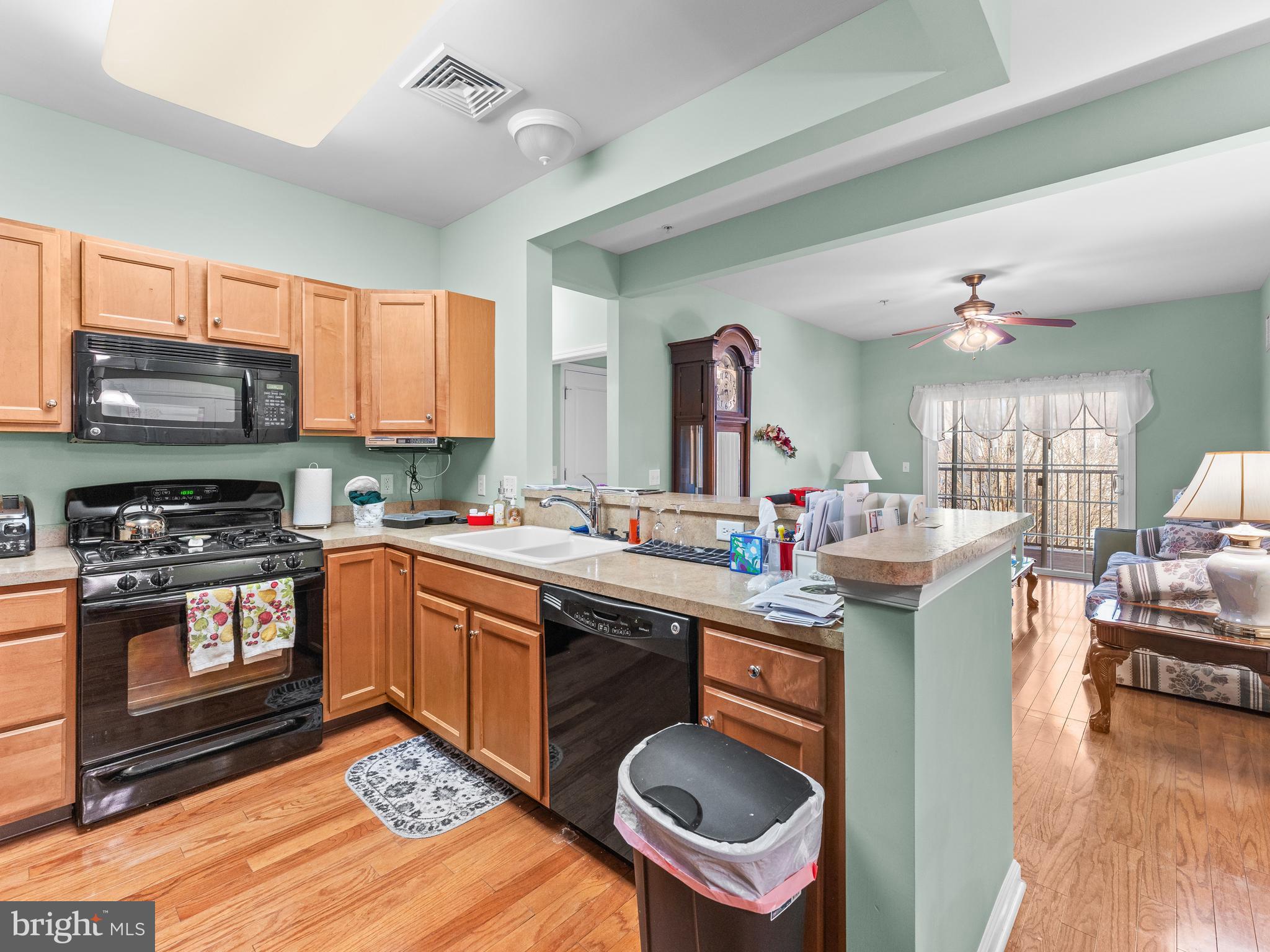 522 Creekside Drive Brookhaven, PA 19015 - Photo 5 of 28 a kitchen with a sink stove and microwave