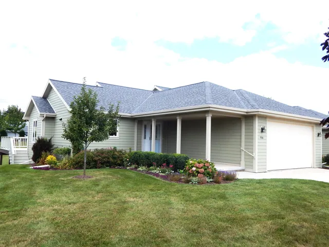 $419,900 | 916 Hawthorne Court, Manitowoc, WI 54220