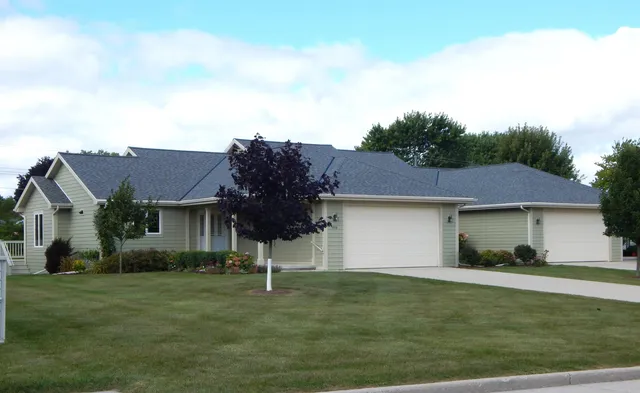 $419,900 | 916 Hawthorne Court, Manitowoc, WI 54220