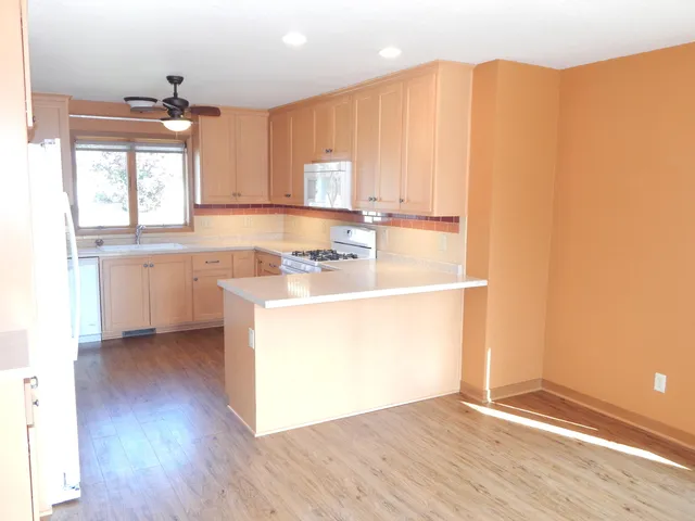 $419,900 | 916 Hawthorne Court, Manitowoc, WI 54220