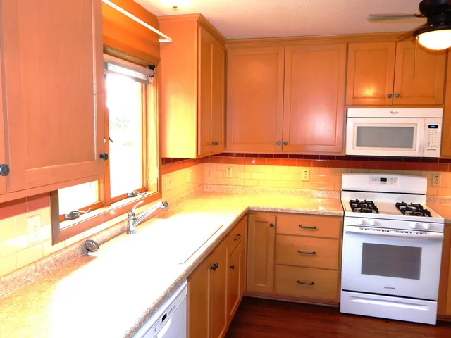 $419,900 | 916 Hawthorne Court, Manitowoc, WI 54220