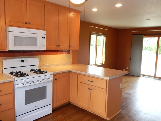 $419,900 | 916 Hawthorne Court, Manitowoc, WI 54220