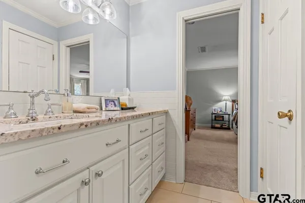 a en suite bathroom with a sink and a mirror