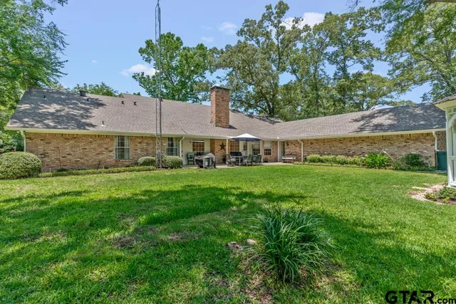 a view of a dinning table and chairs in the patio