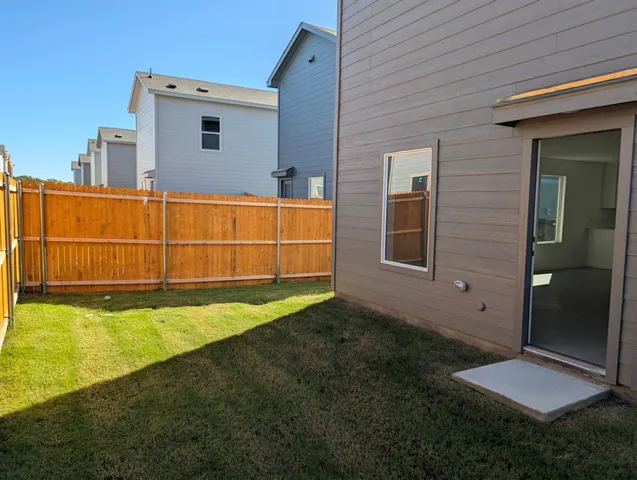 a view of a backyard