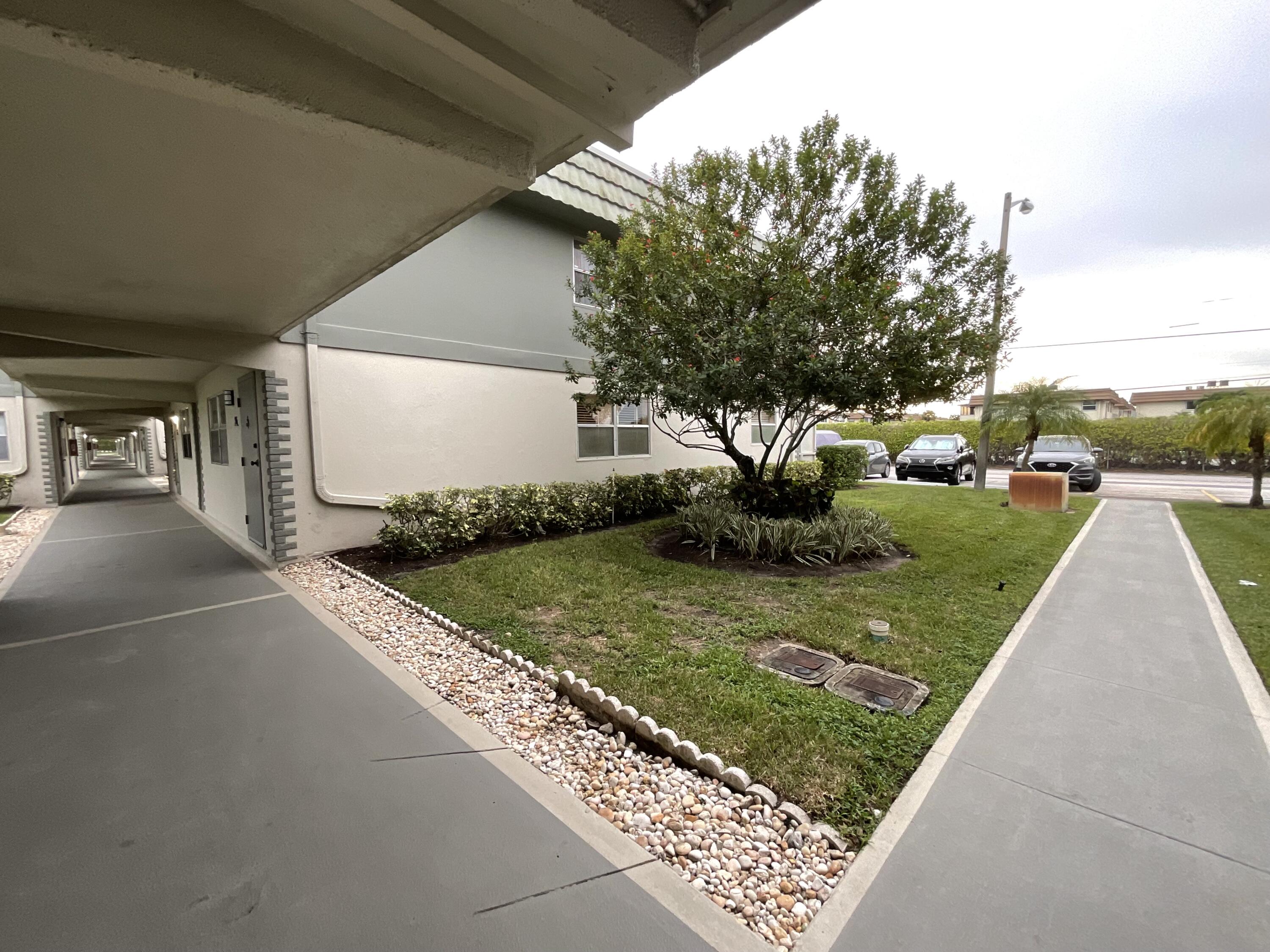 679 Saxony Way Delray Beach, FL 33446 - Photo 3 of 15 IMG_3881