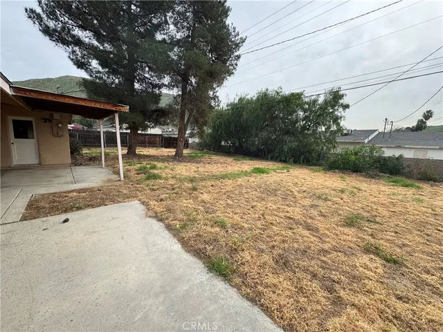 a view of a backyard