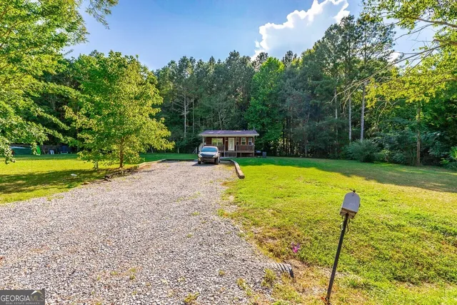 a view of a house with backyard