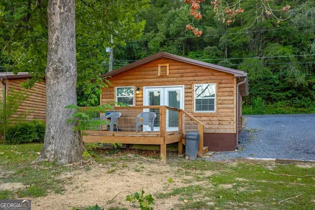 a view of a house with a yard