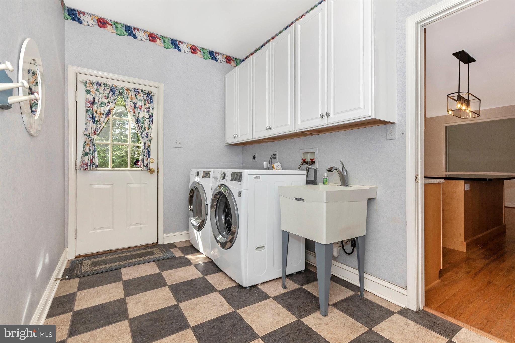 17 Norristown Road Blue Bell, PA 19422 - Photo 19 of 39 Large laundry room