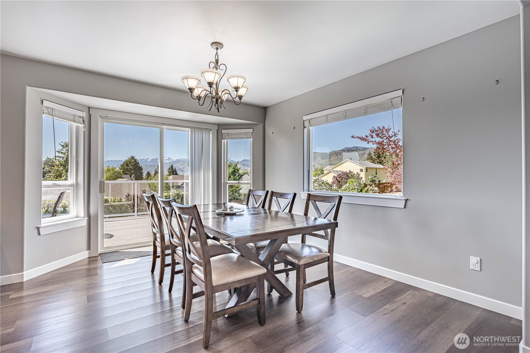 185 Fox Run Wenatchee, WA 98801 - Photo 14 of 39 a view of a dining room with furniture a chandelier and wooden floor