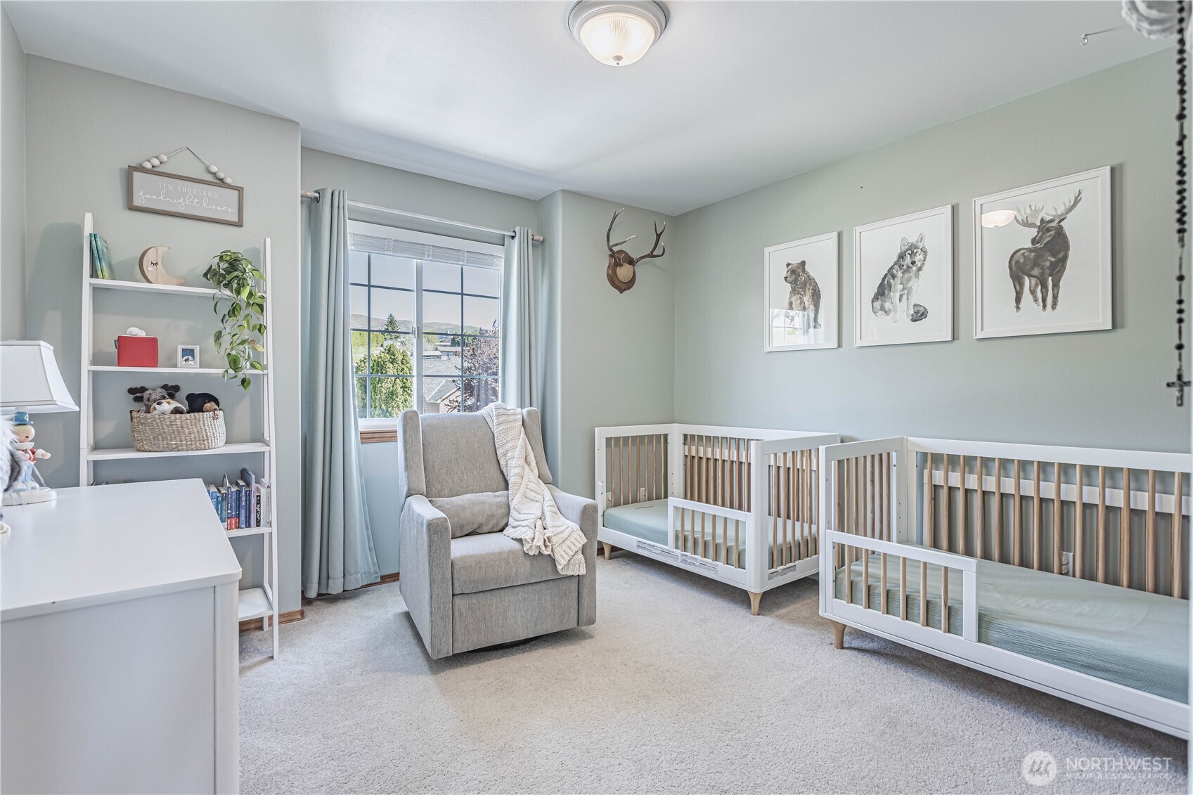 185 Fox Run Wenatchee, WA 98801 - Photo 20 of 39 a living room with furniture and a window